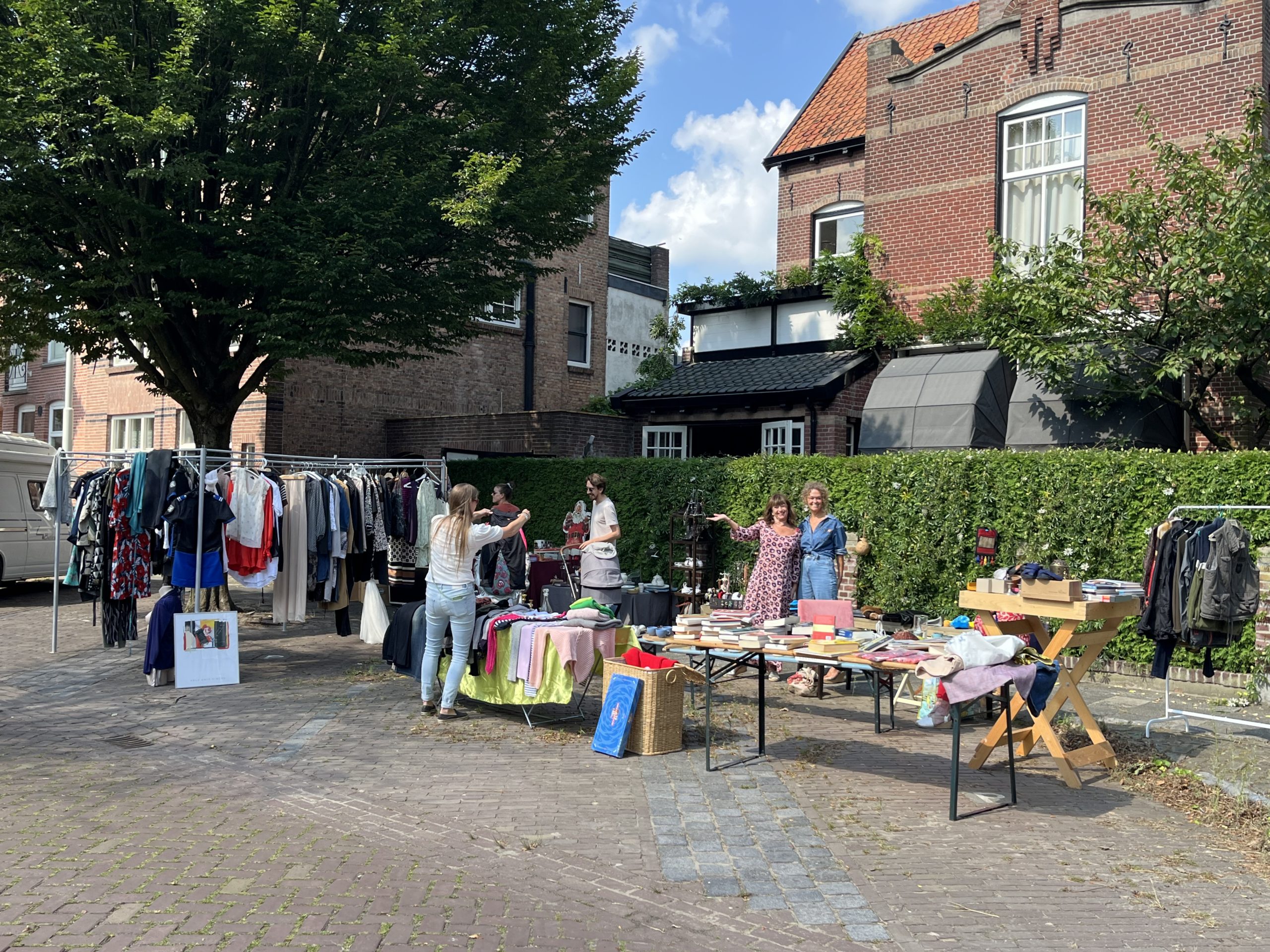 Featured image for “Eerste Garageverkoop Zandberg-Oost groot succes”