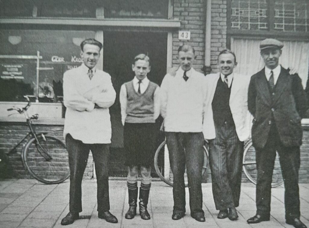 1936. Slagerij Gebr. Kroese, Hyacintplein 43, Vlnr. Adrie Kroese (slager), Theo Kroese (broertje, onbekend, Antoon Kroese (slager), onbekend.